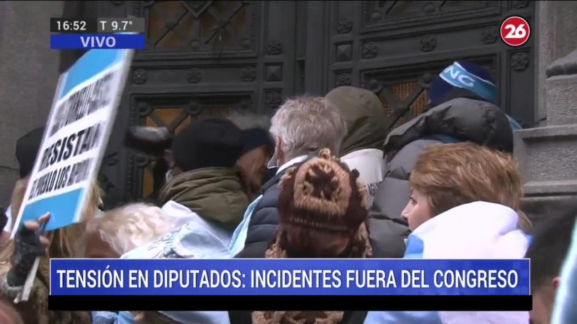 Protesta frente al Congreso por sesiones virtuales, Canal 26