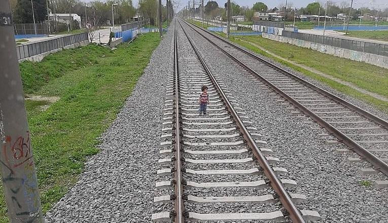 Un nene caminaba solo por las vías del Tren Roca.