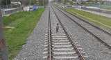 Un nene caminaba solo por las vías del Tren Roca.