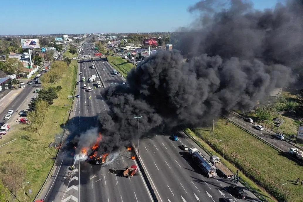 Incendio de camión en la Panamericana