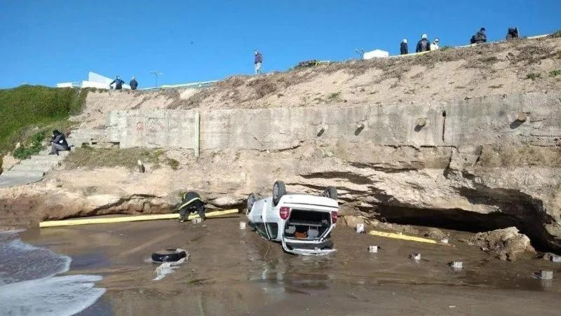 Mar del Plata, auto con dos jóvenes cayó desde un acantilado	