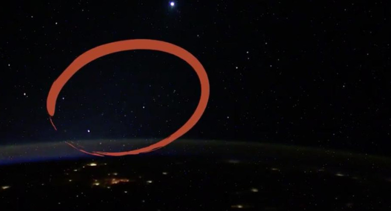 Astronauta de la EEI reveló el misterio de los ovnis luminosos que grabó desde el espacio, foto Twitter Iván Vagner