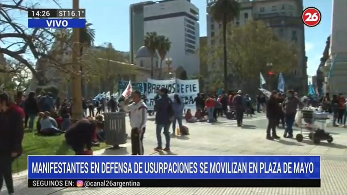 Manifestantes pro toma de tierras en Plaza de Mayo, CANAL 26