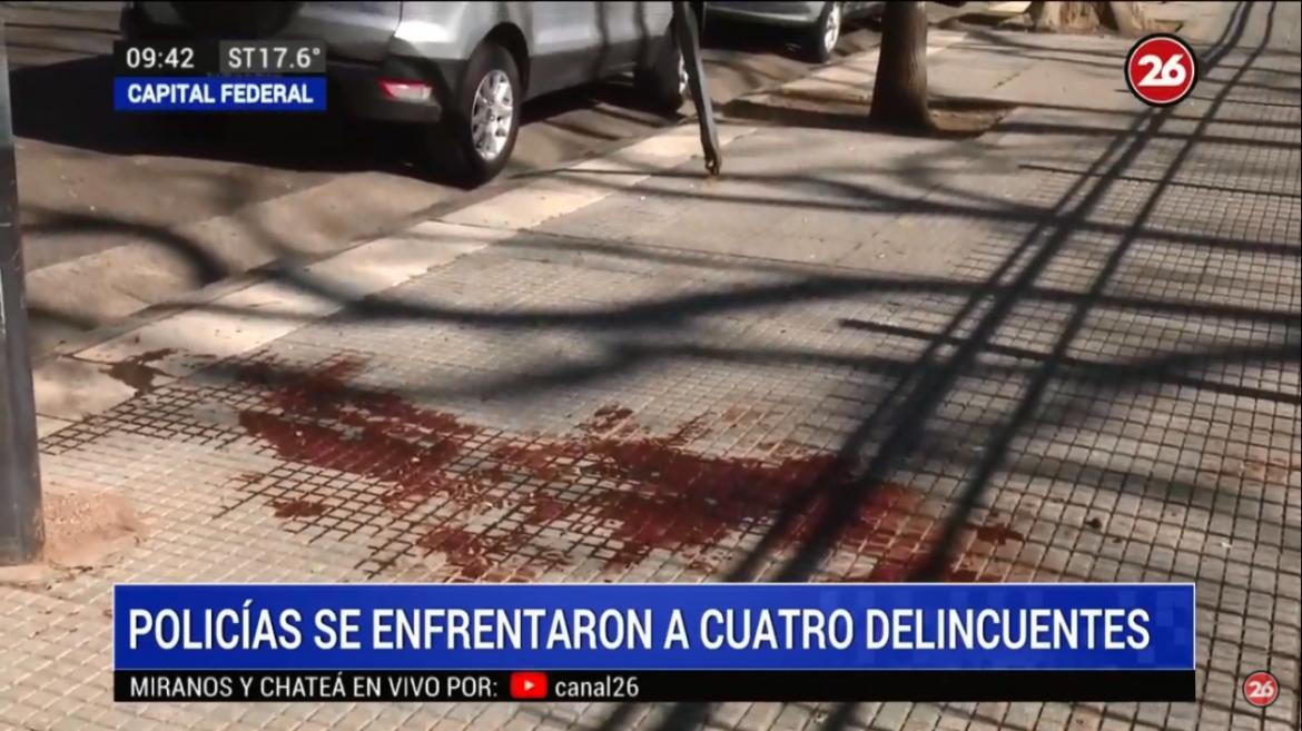 Policías se enfrentan a cuatro delincuentes