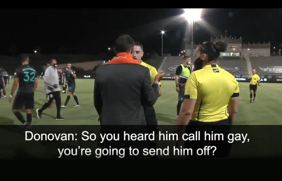 Insultos y homofobia en fútbol de EE.UU., DT Landon Donovan retiró a su equipo de la cancha