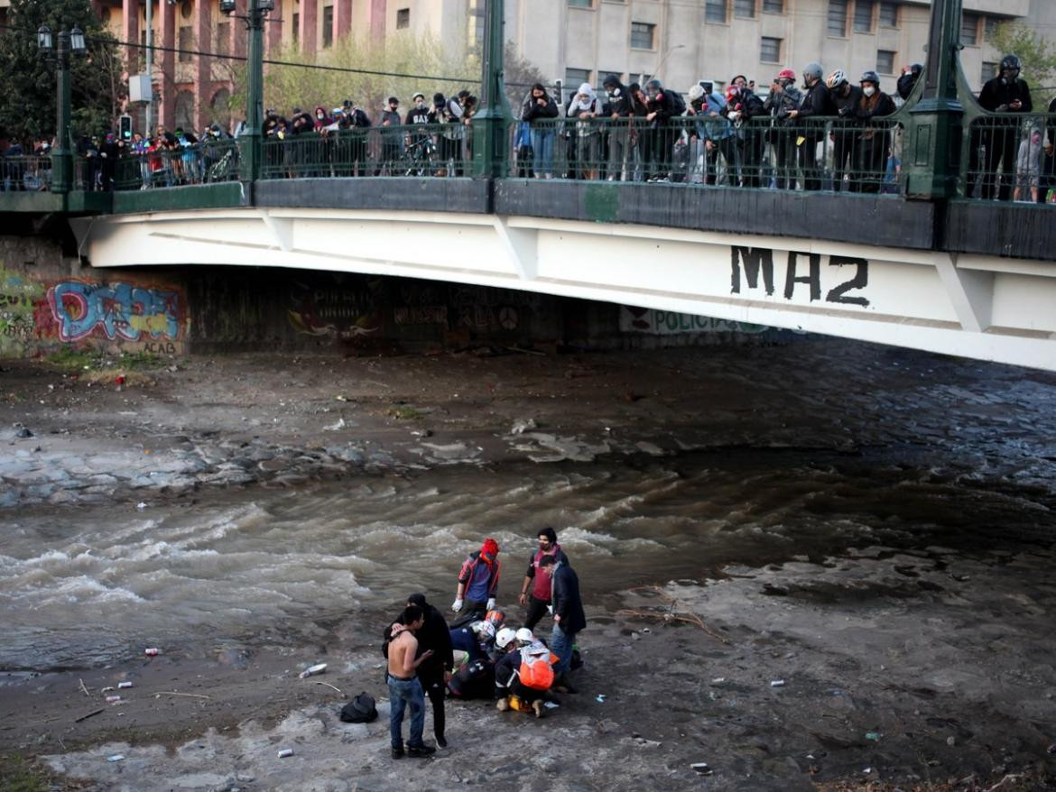 Carabinero arrojó a un joven de 16 años al río en protesta