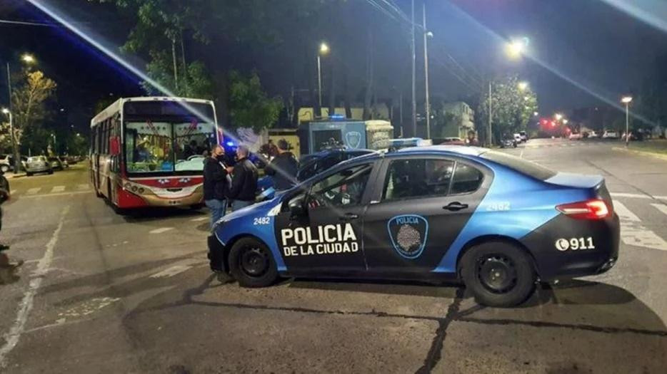 Policía Baeleado en Barracas