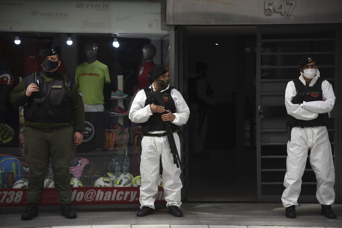 Fuerte operativo policial en microcentro: allanamientos por lavado de dinero frenó operatoria del dólar blue