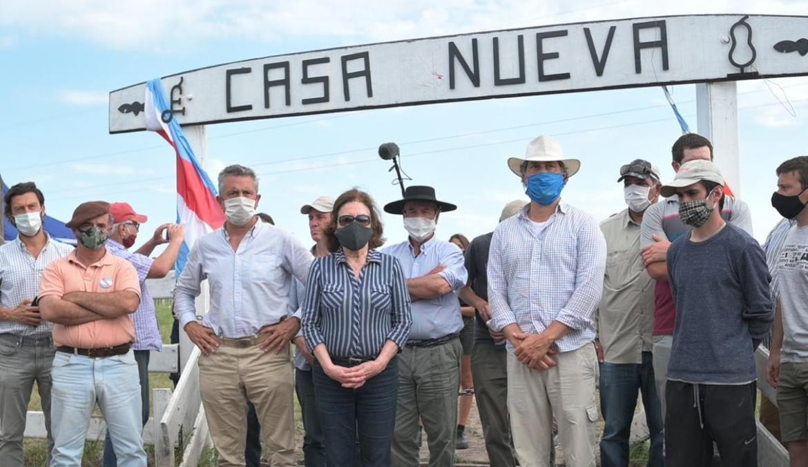 Familia Etchevehere en la puerta de su campo