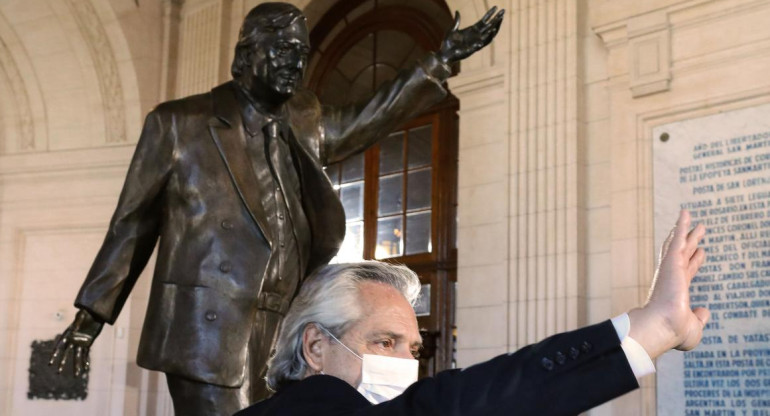 Alberto Fernández junto a la estatua de Néstor Kirchner, NA