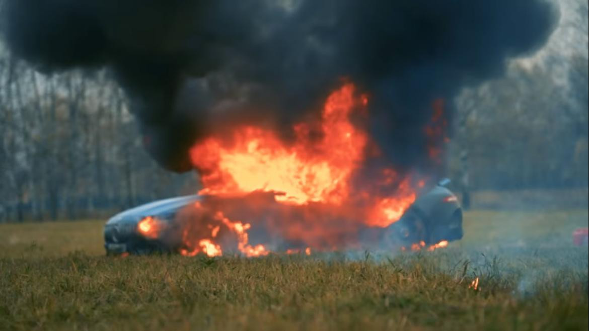 Bloguero Mijaíl Litvín quemó su Mercedes GT63S vualado en 180.000 dólares decepcionado con el servicio técnico