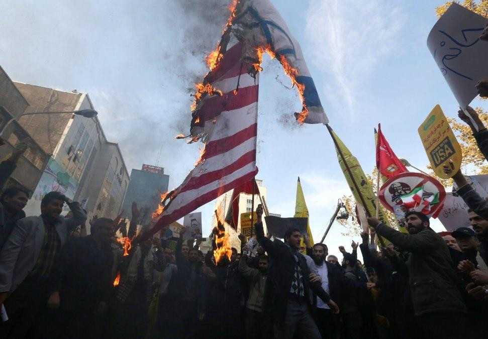 Quema de bandera estadounidense en Irán