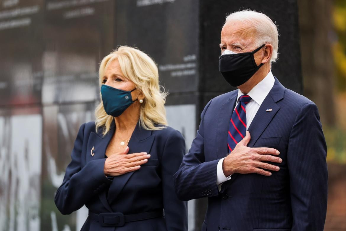 Joe Biden y su esposa en acto por veteranos de guerra