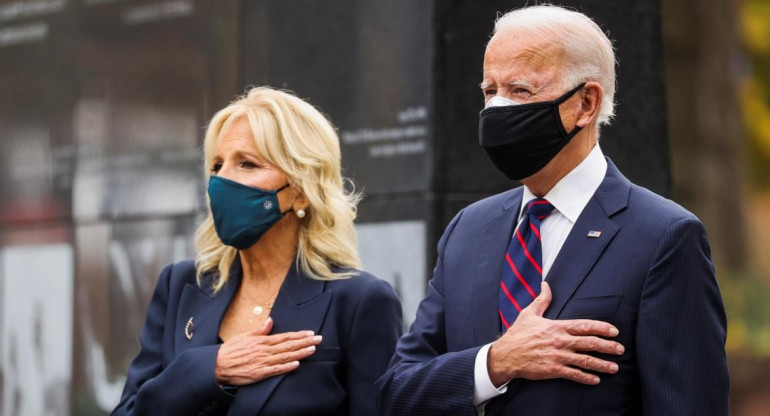 Joe Biden y su esposa en acto por veteranos de guerra