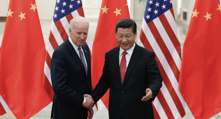 Biden y Xi Jinping saludo en 2013