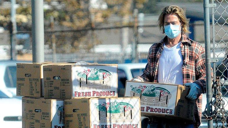 Brad Pitt repartió comida a los más necesitas