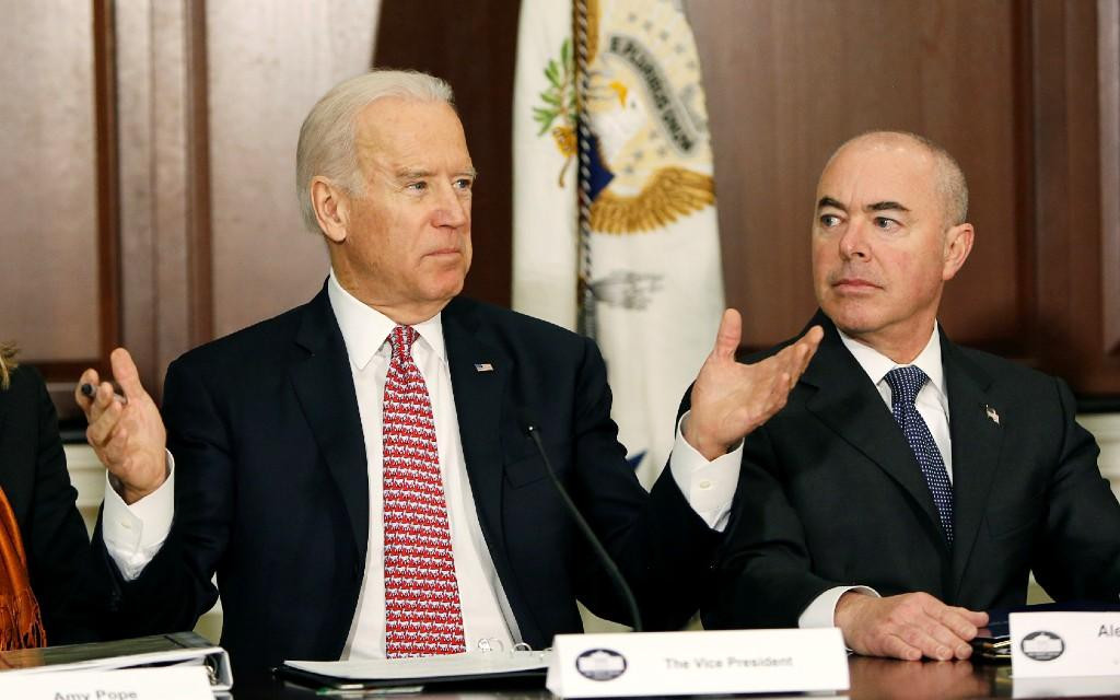 Joe Biden y Alejandro Mayorkas