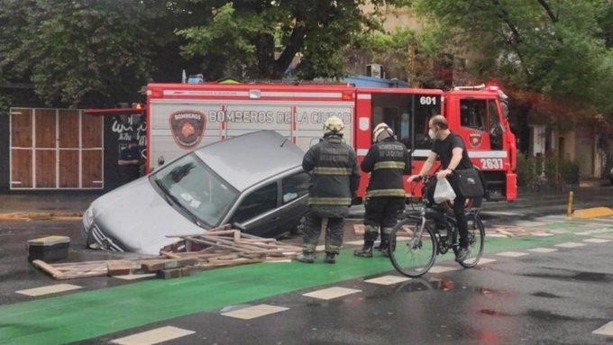 Auto quedó atrapado en el cruce de Honduras y Godoy Cruz, luego de derribar un pequeño corralito de obras, en #Palermo.Foto @VeroCarelli  