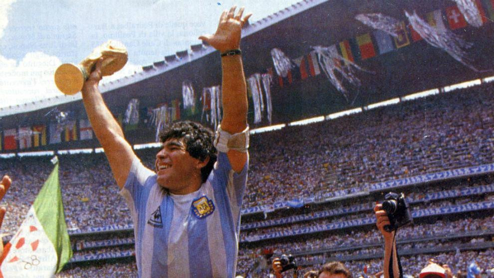 Maradona con la copa del mundo México 86