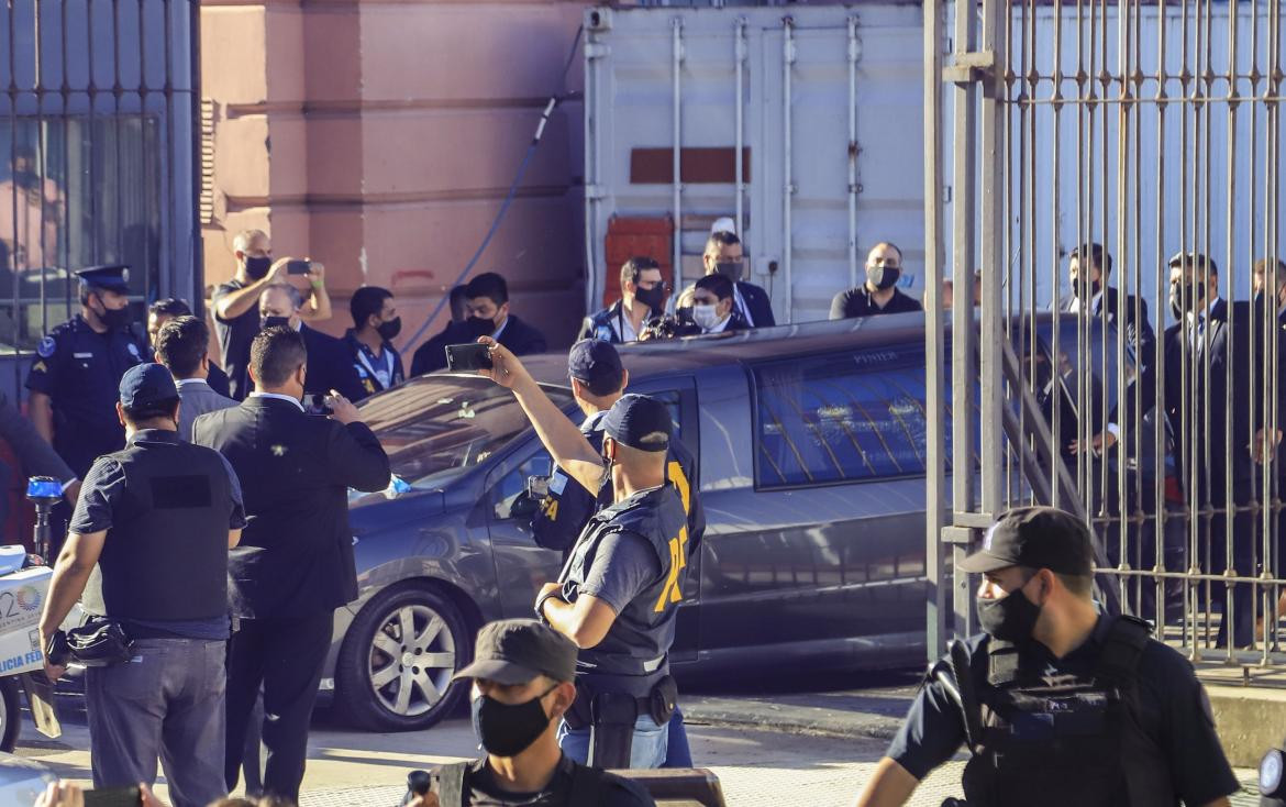 El cortejo funebre con los restos de Diego Maradona sale de la Casa Rosada. Foto NA