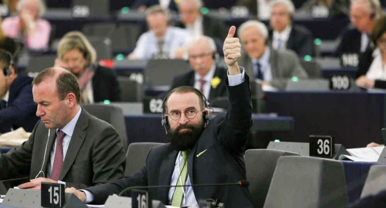 Diputado belga Szájer involucrado en escándalo