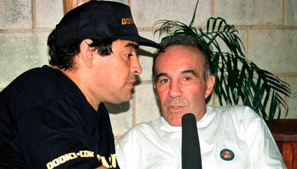 Alfredo Cahe, médico, junto a Diego Maradona