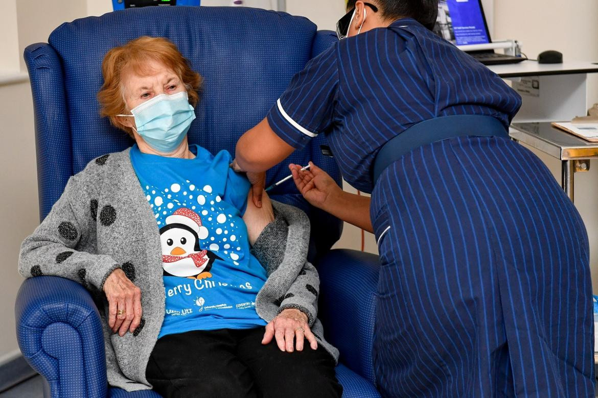 Una mujer de 90 años, la primera del mundo en recibir la vacuna de Pfizer, Reuters.