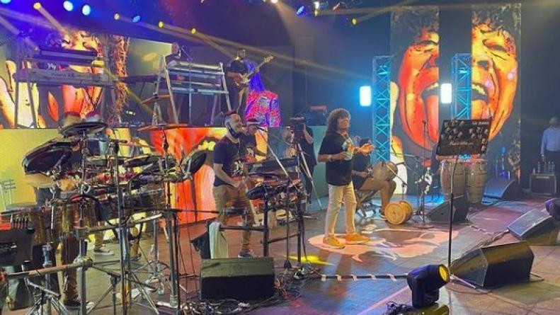 La Mona Jiménez festejó los 53 años con la música con un masivo streaming