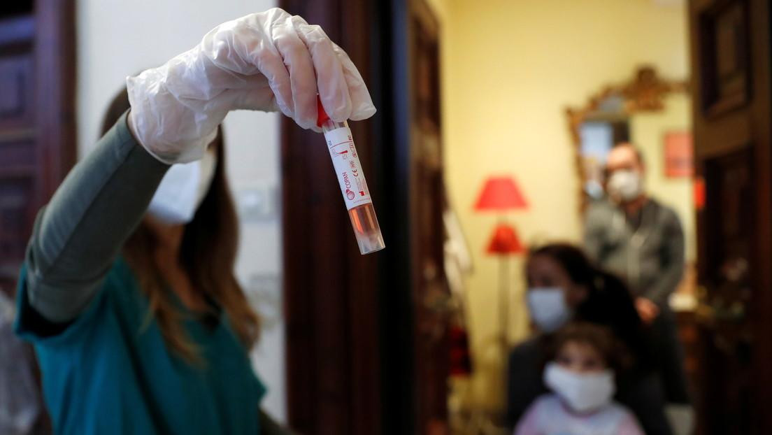 Trabajadora médica sostiene frasco mientras visita un hogar de pacientes sospechosos de padecer covid-19 en Roma, Italia, el 3 de diciembre de 2020, Reuters