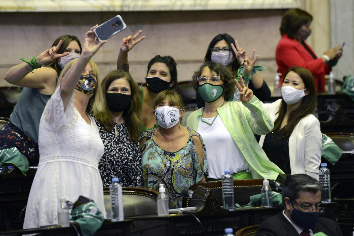 Aborto, Diputadas identificadas con el voto verde se toman una foto durante la sesión especial que trata las leyes de los 1000 días y de interrupción voluntaria del embarazo. Foto NA