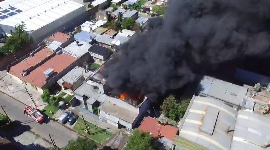 Loma Hermosa en llamas, impresionante incendio en una fábrica de pinturas, Foto Twitter