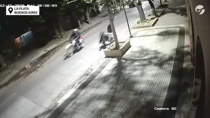 La Plata, motochorros lo mataron de un balazo mientras iba en bicicleta, Captura de video