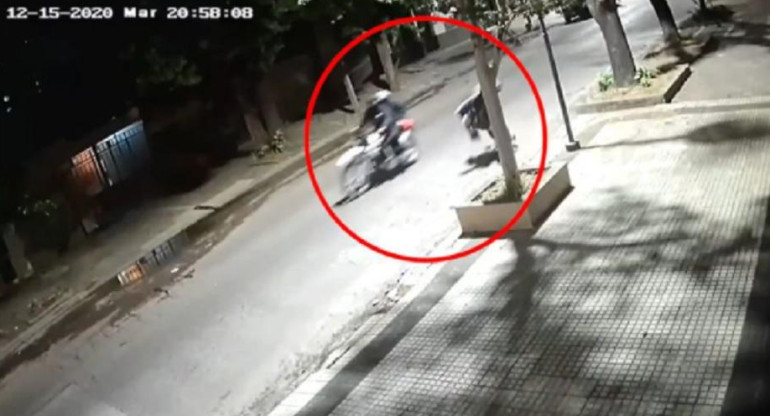 La Plata, motochorros lo mataron de un balazo mientras iba en bicicleta, Captura de video