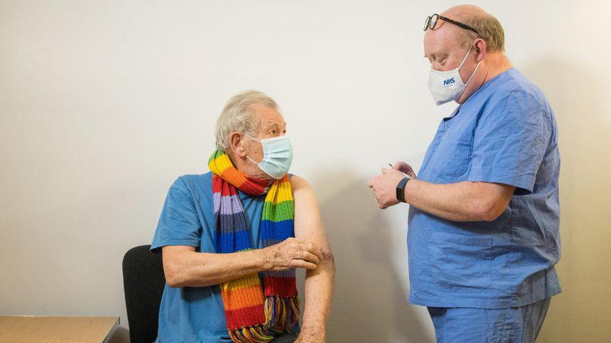 El actor Ian Mckellen se vacunó contra el coronavirus