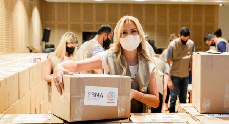 Fabiola Yáñez a través de donaciones consiguió enviar cajas navidenas a 551 hogares convivenciales del país, Prensa Presidencia
