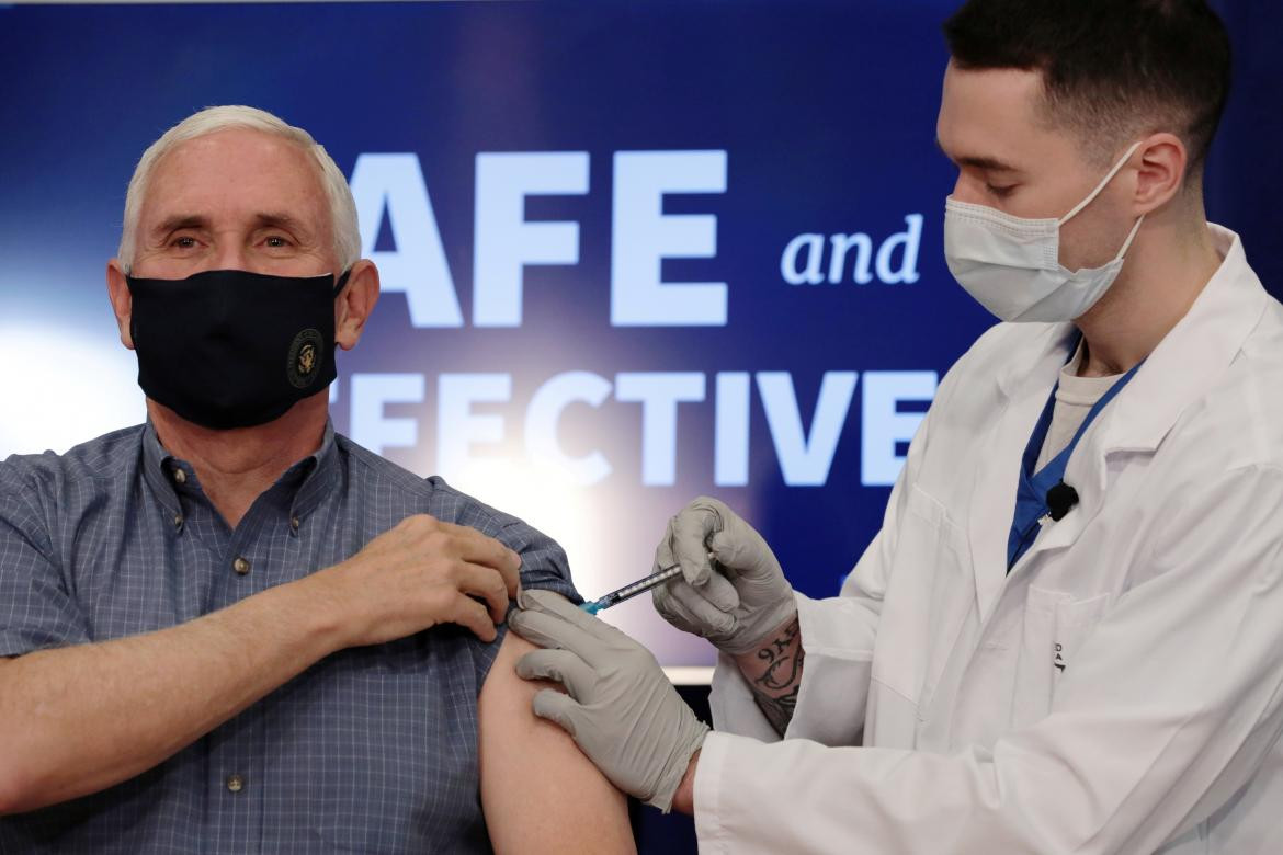 Vacunación de Mike Pence contra el coronavirus, REUTERS