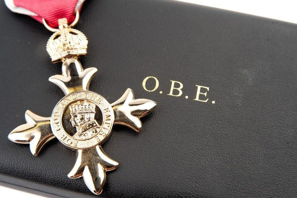 Reconocimiento de la Orden del Imperio Británico otorgado por la reina Isabel II