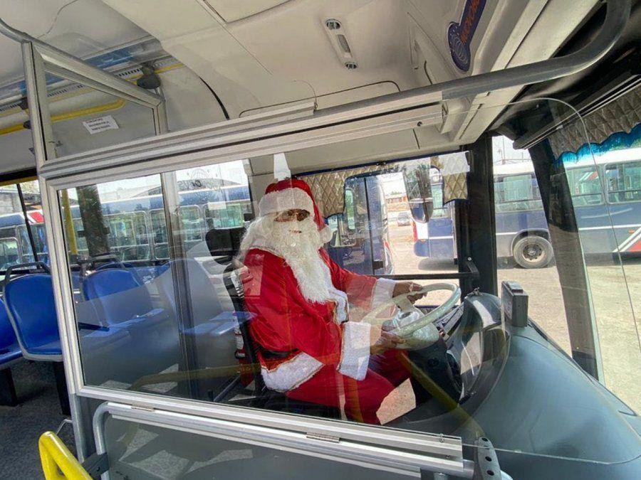 Papá Noel maneja los colectivos de Lomas de Zamora