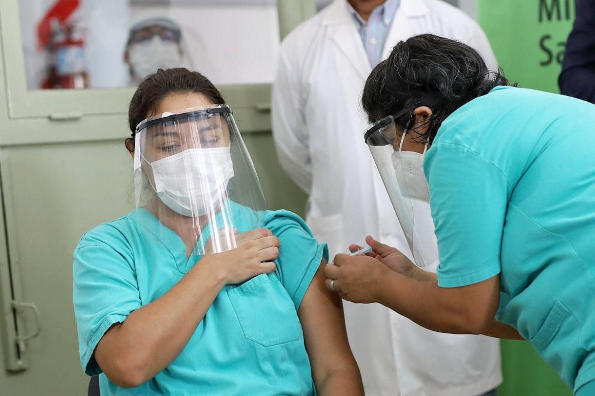 Personal de salud recibe la vacuna Sputnik v, argentina. Foto: NA.