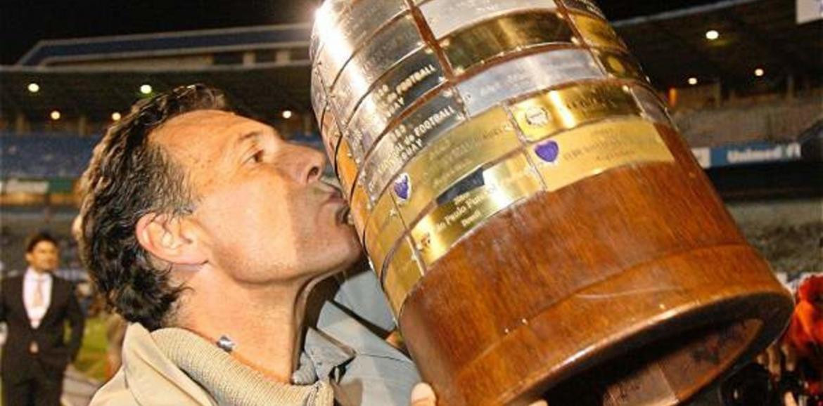 Miguel Ángel Russo con la Copa Libertadores