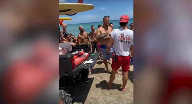 Tiburón muerde a hombre en una playa de Florida