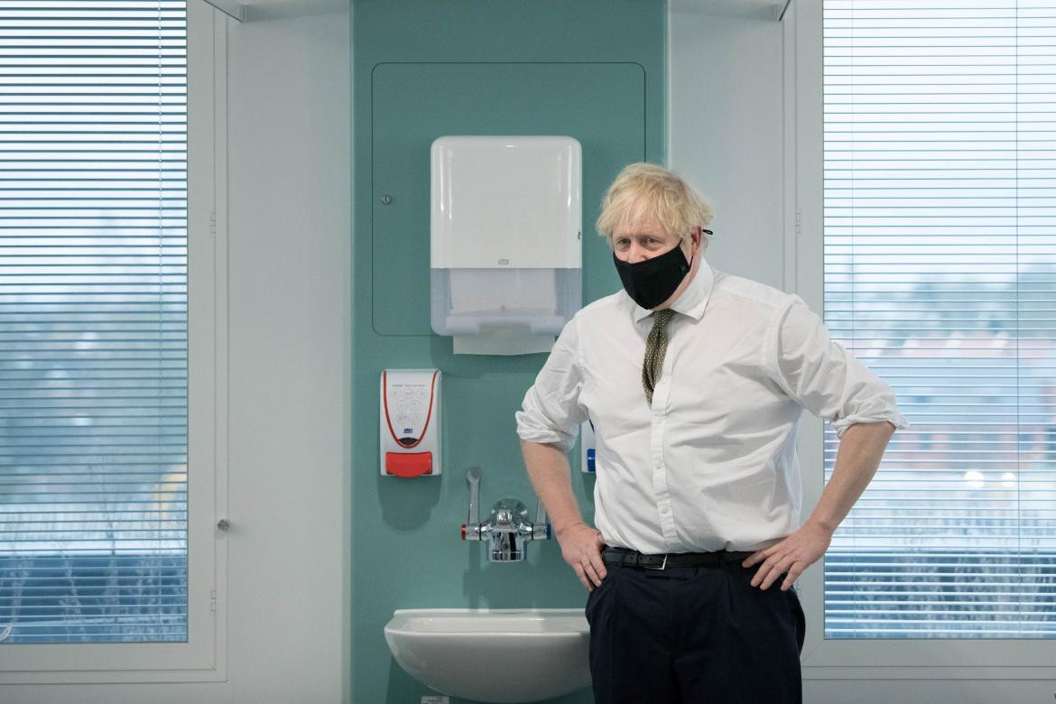 Boris Johnson, Reino Unido vuelve al confinamiento total este miércoles ante la posibilidad de un desborde del sistema sanitario, REUTERS