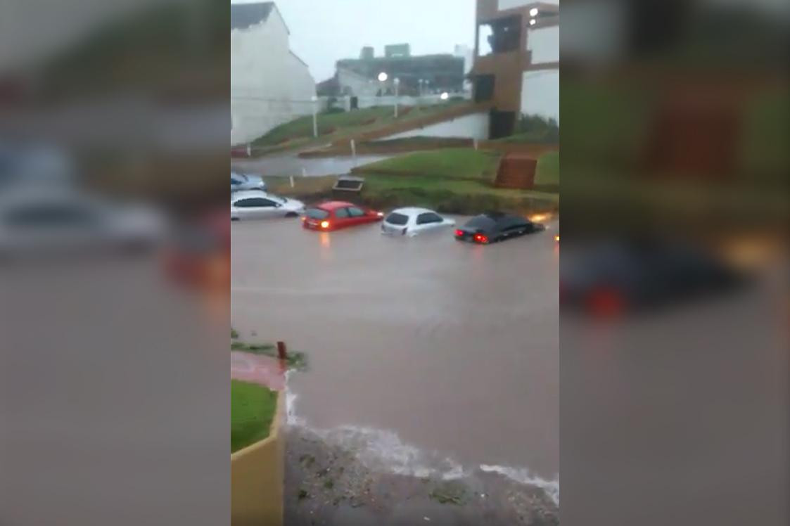 Violento temporal en Costa Atlántica e interior bonaerense, inundaciones y voladura de techos	