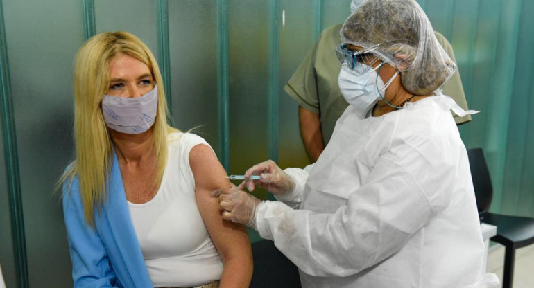 Vacunación de Verónica Magario contra el coronavirus