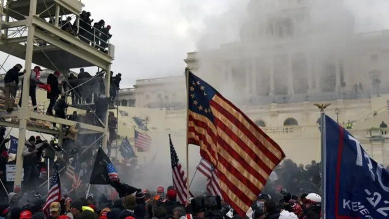 Irrupción de simpatizantes de Trump al Capitolio dejó un saldo de cuatro muertos