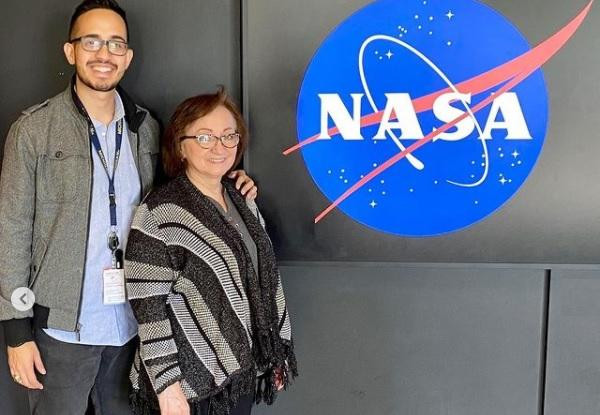 Elio Morillo junto a su madre en JPL/NASA
