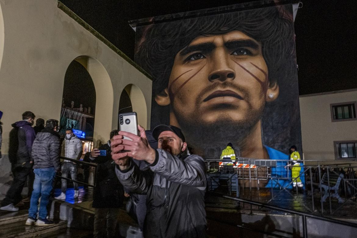 Nuevo mural de Diego Maradona en Napoles, Reuters.