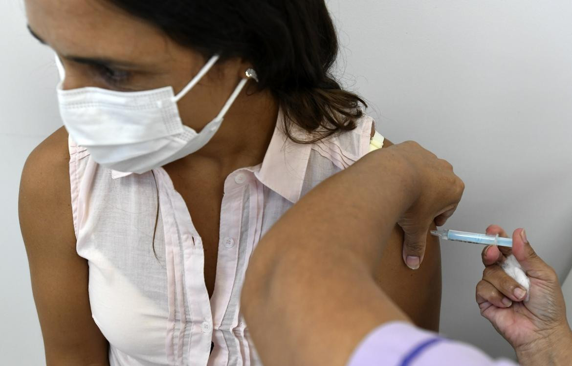 Personal de salud recibe la vacuna Sputnik v, argentina. Foto: NA.