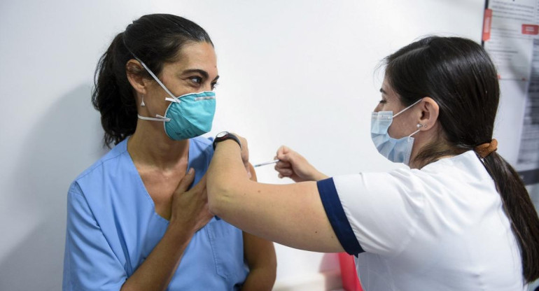 Personal de salud recibe la vacuna Sputnik v, argentina. Foto: NA.