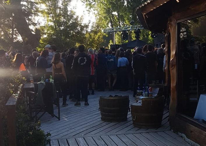 Villa La Angostura: clausuraron fiesta clandestina con más de 200 personas en bar de Puerto Manzano, Foto La Angostura Digital